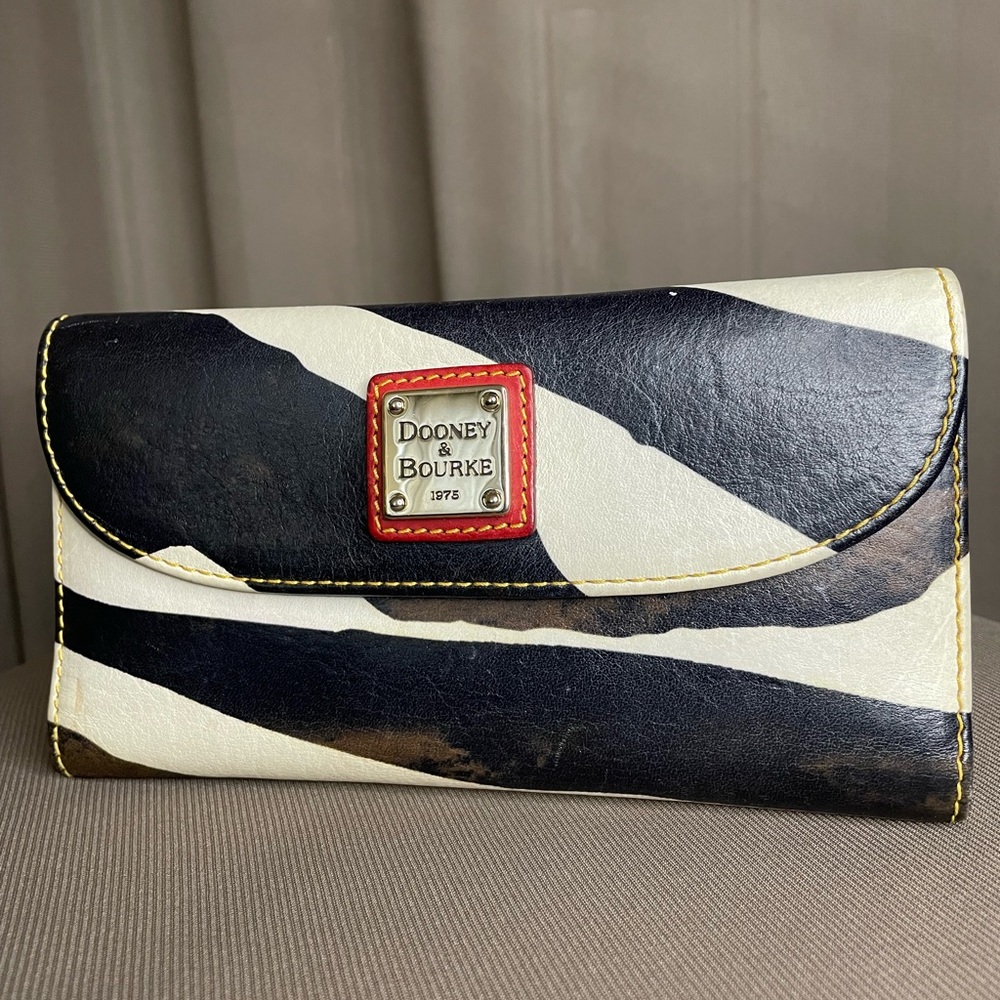 🦓✨Sloane Safari Wallet

Dooney & Bourke Zebra Print Florentine
